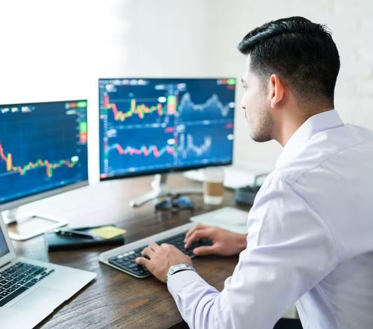 Kereskedői csapat közösen elemzi a teljesítmény grafikonokat